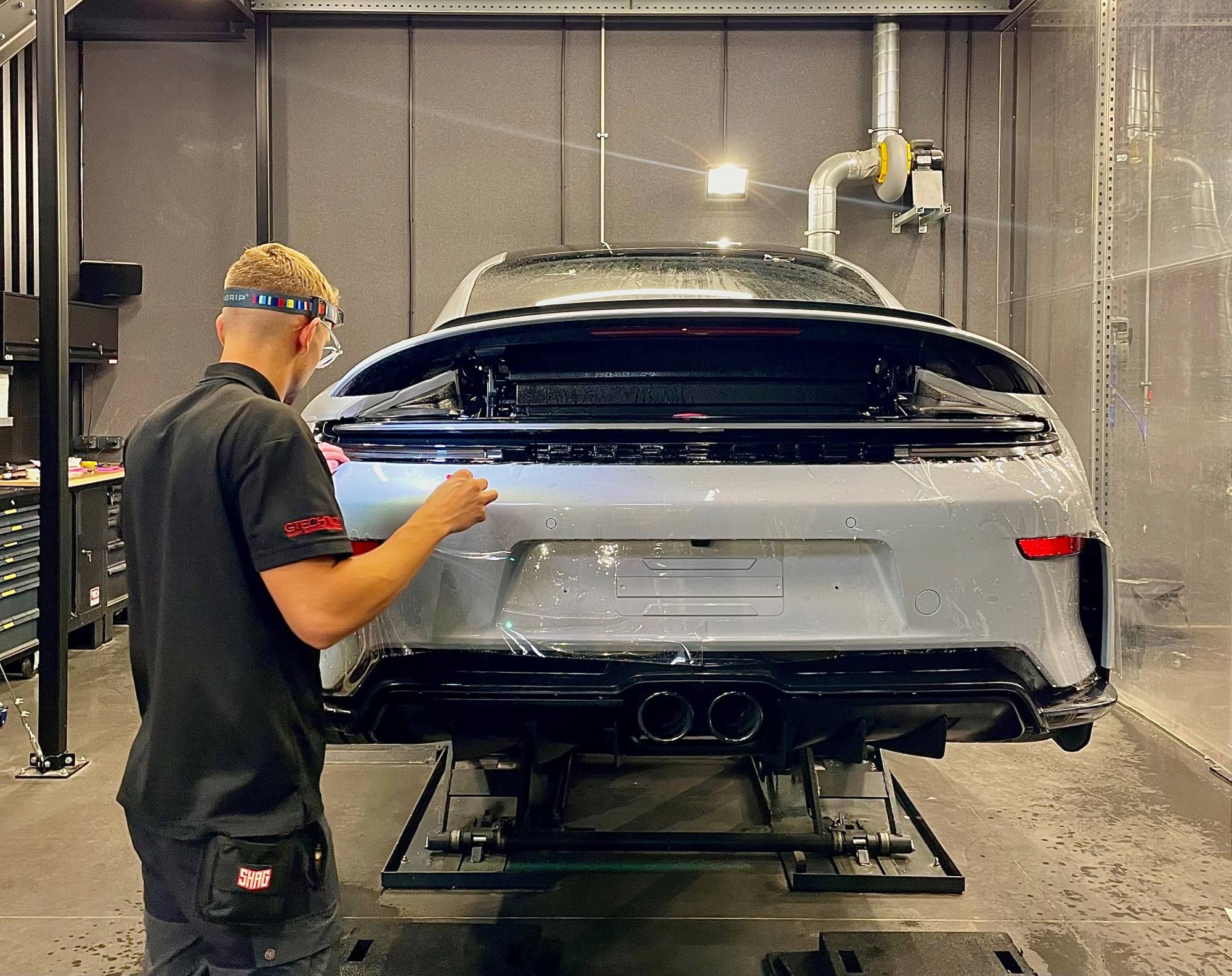 Pose d'un film de protection ultra-résistant sur une Porsche GT3 Touring