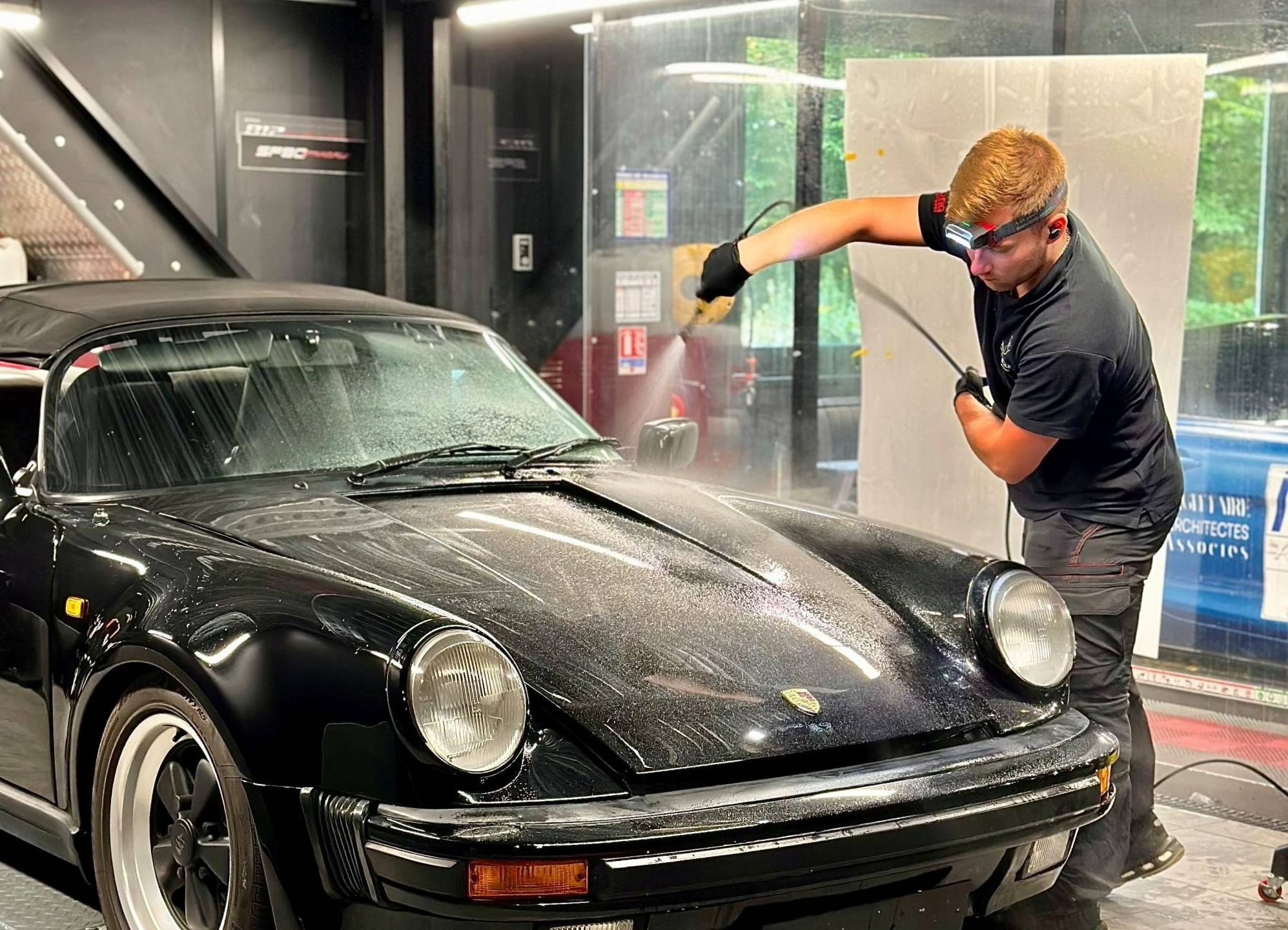 Polissage et film de protection sur un véhicule ancien Porsche Speedster