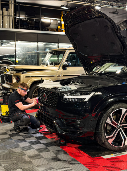 Protégez votre Volvo à Villefranche-sur-Saône avec le film de protection XPEL. Spécialiste du film transparent ultra-résistant, notre atelier assure une pose précise et invisible pour préserver l’éclat et la valeur de votre véhicule.