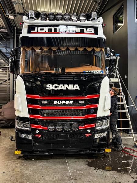 À Lyon, KapitalCar’e protège la carrosserie de vos camions et poids lourds avec un film de protection résistant aux impacts et rayures.
