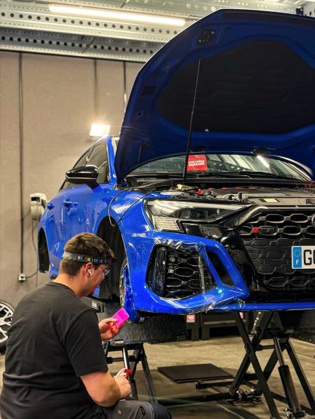 Audi RS3 à Lyon : polissage, traitement céramique et film de protection pour révéler la couleur et préserver durablement la carrosserie.