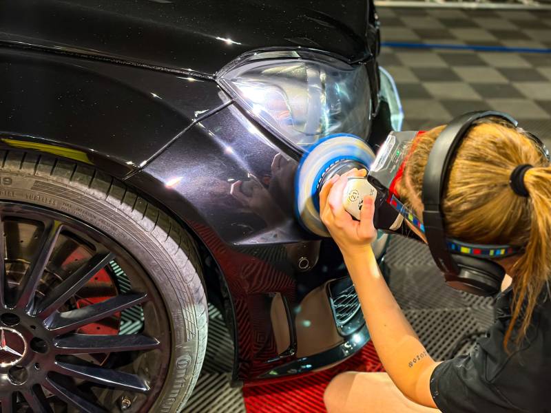 KapitalCare réalise le polissage professionnel de votre Mercedes-Benz C63 AMG près de Mâcon. Correction des micro-rayures, swirl marks et zones ternes pour une brillance retrouvée. Ateliers Lyon Sud et Lyon Nord. Réservez dès maintenant.