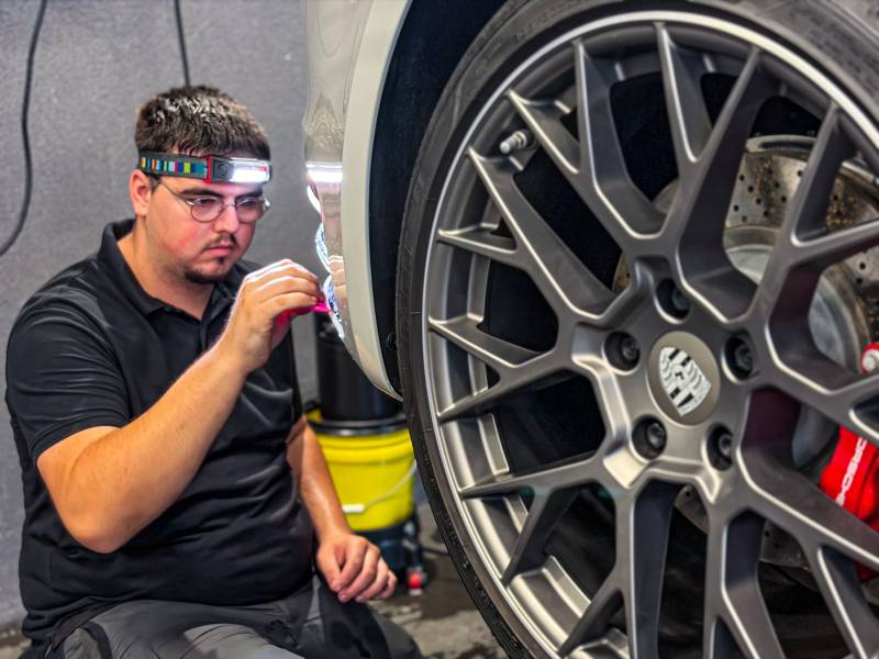 KapitalCare à Lyon applique le film PPF sur l'ensemble de la carrosserie de votre Porsche 992. Capot, ailes, boucliers, phares : chaque surface protégée avec précision. La meilleure protection pour la 911 de nouvelle génération. Lyon Sud et Lyon Nord.