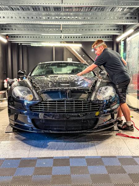 Film PPF sur Aston Martin DBS à Lyon : KapitalCare protège chaque surface de ce grand tourisme britannique avec une précision absolue. Résultat invisible, peinture intacte, valeur préservée. Deux ateliers Lyon Sud et Lyon Nord disponibles.