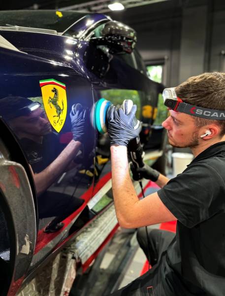 Polissage sur une Ferrari