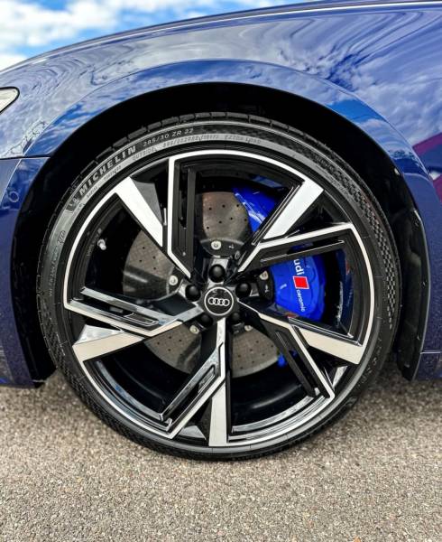 Audi RS6 sublimée par un traitement céramique, entretien facilité et effet hydrophobe à Lyon