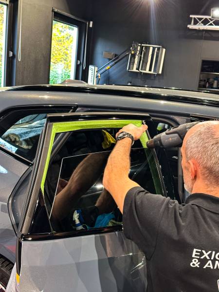 Protection et confort grâce à l'application de vitres teintées à Lyon