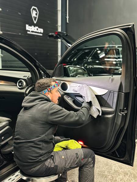 À Lyon, offrez à votre véhicule un soin complet avec notre service de detailing intérieur et extérieur. Nettoyage précis, protection longue durée, brillance incomparable.