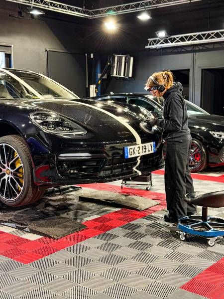 Offrez à votre Porsche Panamera un polissage professionnel à Lyon. Notre atelier de detailing haut de gamme restaure la brillance, corrige les microrayures et révèle la profondeur du vernis. Redécouvrez l’éclat d’un véhicule d’exception grâce à un savoir-