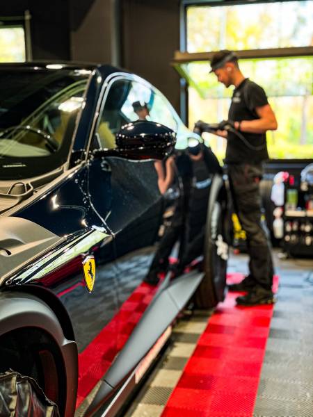 À Lyon, KapitalCar’e réalise un polissage et lustrage professionnels pour corriger micro-rayures, sublimer la brillance et protéger durablement votre carrosserie.