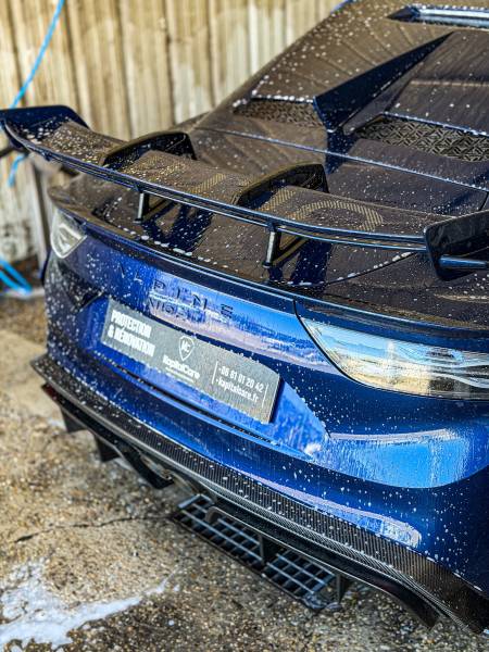KapitalCare à Lyon prend en charge le detailing extérieur de l'Alpine A110R Ultime avec la rigueur qu'impose sa rareté. Décontamination, polissage, protection : nos ateliers Lyon Sud et Lyon Nord traitent chaque exemplaire unique avec soin.