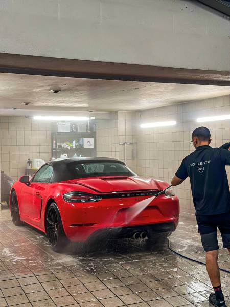 Détailing complet d'une Porsche à Lyon par KapitalCar'e : décontamination, polissage carrosserie et traitement céramique pour un éclat retrouvé.