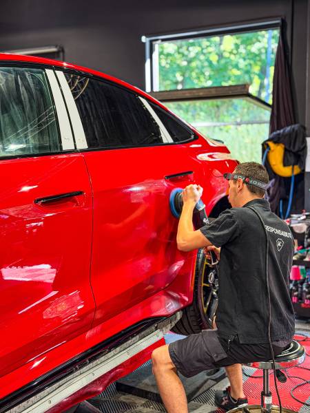 KapitalCare à Lyon réalise le polissage de correction puis applique un traitement céramique sur votre Audi RS5. Micro-rayures éliminées, teinte sublimée et protégée durablement. Ateliers Lyon Sud et Lyon Nord. Réservez dès maintenant.