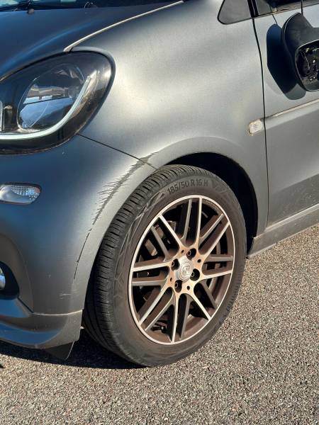 KapitalCare à Lyon réalise la réfection complète de peinture sur vos éléments de carrosserie frottés ou éraflés. Raccord de couleur parfait, rendu indiscernable du neuf. Ateliers Lyon Sud et Lyon Nord disponibles. Prenez rendez-vous.