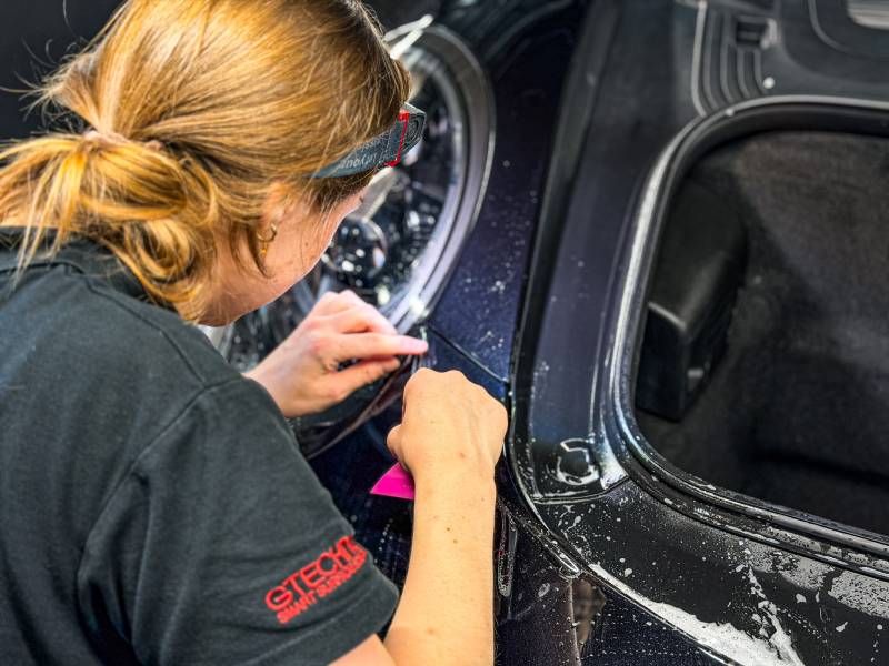 Préservez la peinture et la valeur de revente de votre Porsche 911 Carrera 4S avec le film PPF posé par les experts KapitalCare à Lyon. Protection invisible et autolissante. Deux ateliers à Lyon Sud et Lyon Nord disponibles.