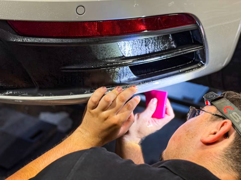 Préservez la peinture et la valeur de revente de votre Porsche 992 avec le film PPF posé par les experts KapitalCare à Lyon. Invisible, autolissant, durable. Deux ateliers à Lyon Sud et Lyon Nord pour une protection sans compromis.