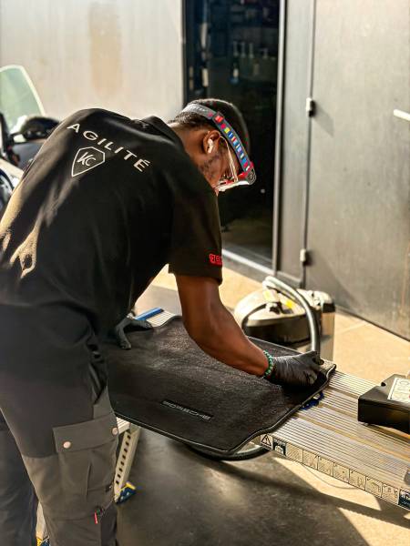 KapitalCare à Lyon réalise le nettoyage intérieur et extérieur complet de la Porsche 997.2 GT3. Carrosserie, jantes, baquets, alcantara : chaque détail traité avec soin. Ateliers Lyon Sud et Lyon Nord pour les véhicules de collection.