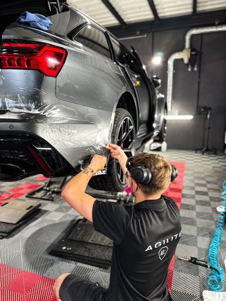 Transformation d'une Audi RS6 brillante avec un film de protection mat
