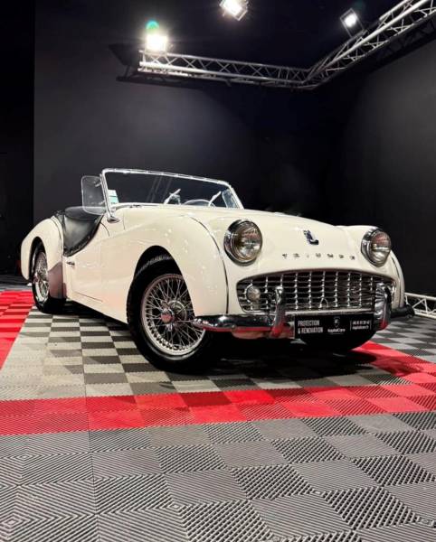 Rénovation d'une ancienne voiture avec un polissage complet