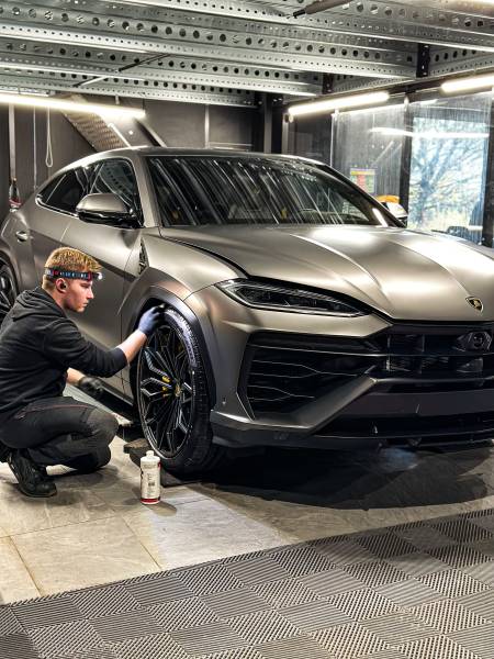 Sublimez et sécurisez votre Lamborghini Urus à Lyon avec un film de protection transparent et ultra-résistant. Film premium, protection invisible et durabilité maximale. Faites confiance à des spécialistes du PPF professionnel pour un rendu impeccable et 