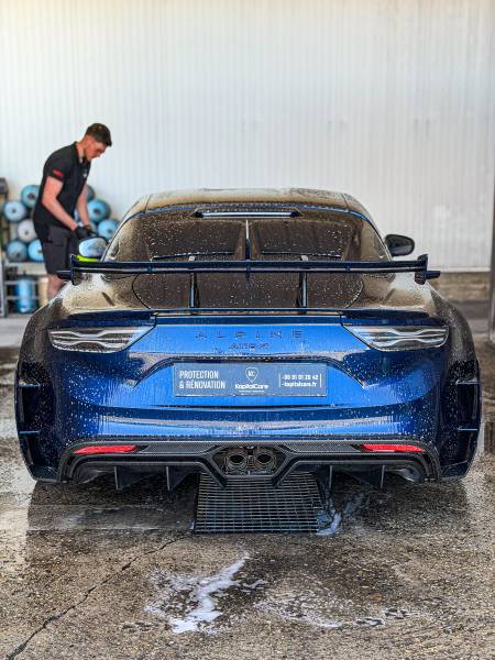 Produite à seulement 110 exemplaires, l'Alpine A110R Ultime mérite une attention absolue. KapitalCare Lyon réalise un detailing extérieur complet sur cette série limitée dans ses ateliers Lyon Sud et Lyon Nord.