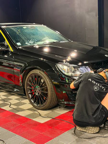 Votre Mercedes C63 AMG mérite une peinture impeccable. KapitalCare, référence du polissage premium près de Mâcon, corrige chaque défaut en profondeur pour un rendu showroom. Ateliers Lyon Sud et Lyon Nord disponibles dès aujourd'hui.