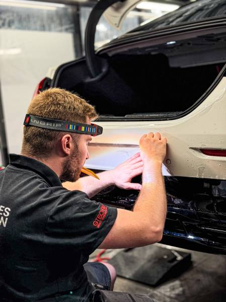 KapitalCare à Saint-Fons applique un film PPF et un traitement céramique en double protection sur la nouvelle Mercedes-Benz CLA, avec un traitement intérieur cuir, moquette et plastiques. L'excellence automobile à Lyon Sud.