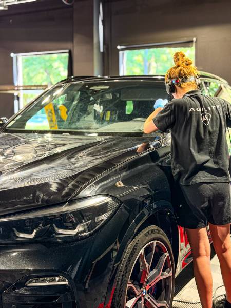 KapitalCare propose un service de polissage et lustrage professionnel près de Villefranche-sur-Saône. Micro-rayures éliminées, brillance retrouvée, valeur de revente préservée. Atelier Lyon Nord disponible. Prenez rendez-vous dès aujourd'hui.