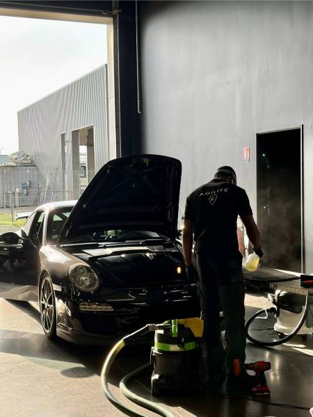 Nettoyage complet de votre Porsche 997.2 GT3 chez KapitalCare à Lyon. Extérieur décontaminé, intérieur restauré : baquets, alcantara, plastiques et vitrages traités avec les produits les plus adaptés. Deux ateliers Lyon Sud et Lyon Nord disponibles.