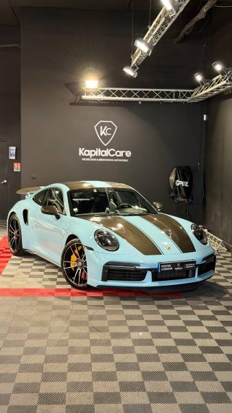 KapitalCare, expert en covering automobile à Lyon, transforme tous types de véhicules avec un film vinyle haute qualité. Brillant, mat, satiné, carbon look : résultat réversible, peinture préservée. Ateliers Lyon Sud et Lyon Nord disponibles.