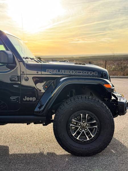 Redonnez éclat et profondeur à votre Jeep Wrangler Rubicon 392 à Lyon avec un polissage professionnel de la carrosserie. Effacez les microrayures, ravivez la brillance et sublimez chaque détail grâce à des spécialistes du polissage sur les Jeep au savoir-