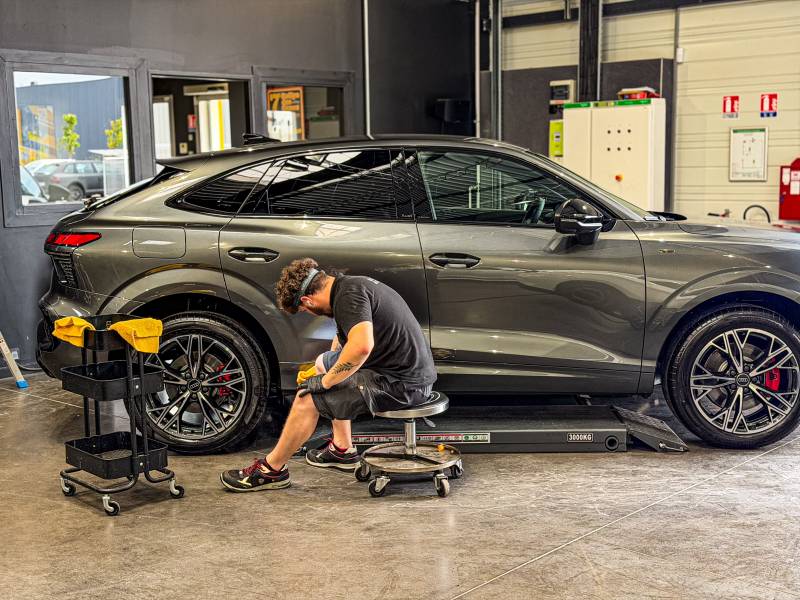 Protégez la peinture de votre Audi Q3 avec le traitement céramique expert de KapitalCare à Lyon. Couche protectrice ultra-dure, brillance intense, valeur de revente préservée. Deux ateliers à Lyon Sud et Lyon Nord. Réservez dès maintenant.