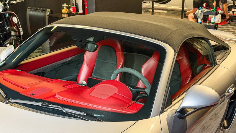 Protégez votre Porsche Boxster Spyder intelligemment à Lyon avec le film XPEL sur le bloc avant. Capot, ailes et pare-chocs couverts, peinture préservée, budget maîtrisé. KapitalCare Lyon Sud et Lyon Nord disponibles dès aujourd'hui.