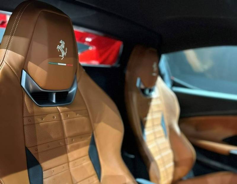 Traitement intérieur des cuirs sur une Ferrari à Villefranche-sur-Saône