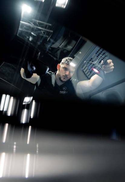 Nettoyage des vitres automobiles