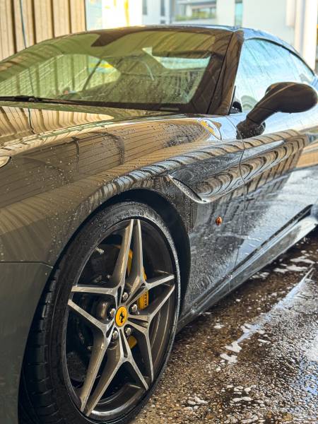 Nettoyage extérieur d'une Ferrari 