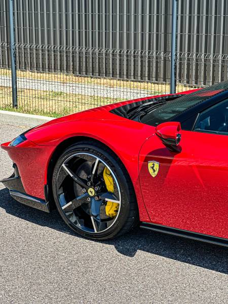 À partir de 460 000 €, la Ferrari 849 Testarossa mérite une protection à la hauteur de sa valeur. KapitalCare Lyon pose le film PPF sur chaque surface exposée. Deux ateliers à Lyon Sud et Lyon Nord disponibles. Réservez dès maintenant