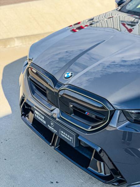 Traitement Platinium sur BMW M5 à Lyon : KapitalCare déploie son protocole de protection le plus complet avec la céramique Gtechniq, le traitement hydrophobe des vitres et la protection intérieure complète. Merci à Pautric Lyon pour leur confiance.