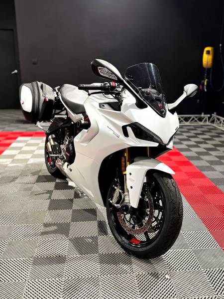 Application d'un traitement céramique sur cette Ducati Supersport