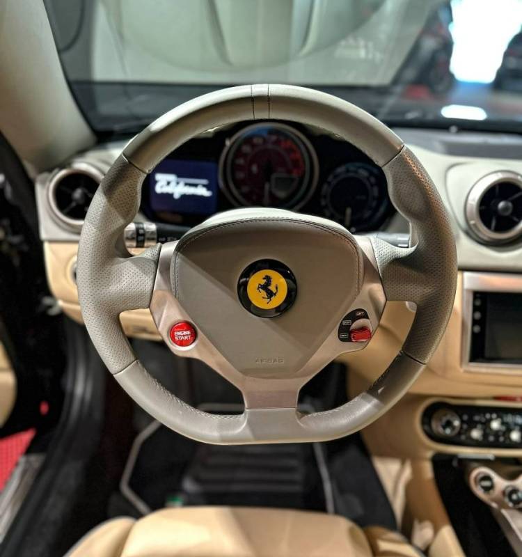 Restauration en cuir d'un volant Ferrari California