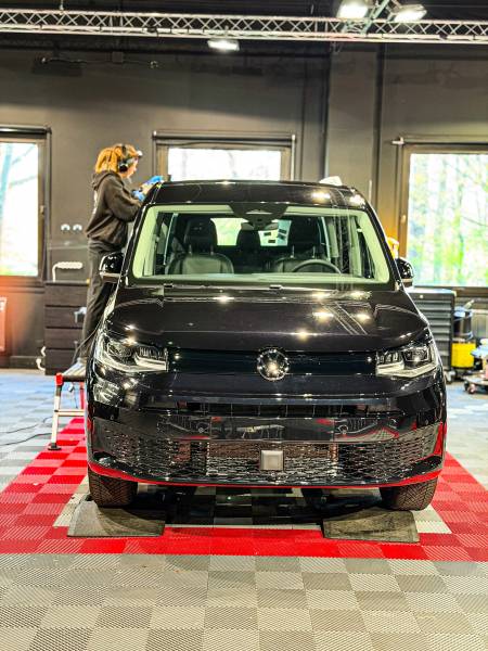 Volkswagen Caddy polissage Villefranche-sur-Saône : KapitalCar'e révèle éclat peinture foncée, facilite entretien et valorise votre véhicule pro.