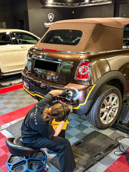 KapitalCare, expert en polissage automobile à Lyon, redonne tout son éclat à votre Mini Cooper S. Ateliers Lyon Sud et Lyon Nord équipés. Correction de peinture professionnelle, résultat miroir garanti. Prenez rendez-vous.