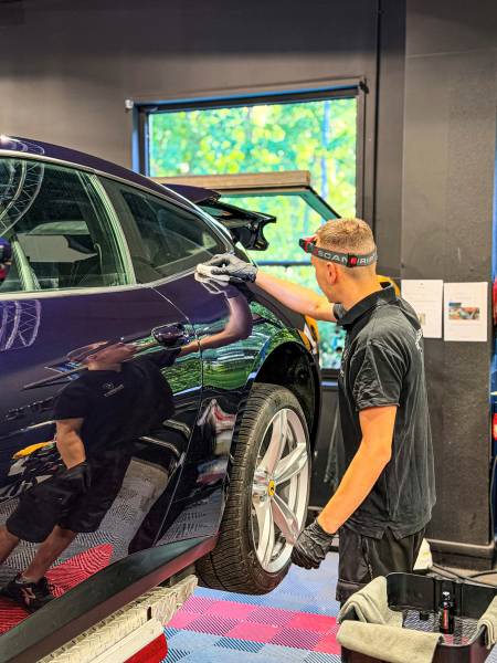 KapitalCare à Lyon applique un traitement céramique Gtechniq sur la Ferrari GTC4Lusso pour une protection durable et une brillance sublimée. Ateliers Lyon Sud et Lyon Nord dédiés aux véhicules d'exception. Prenez rendez-vous dès maintenant.