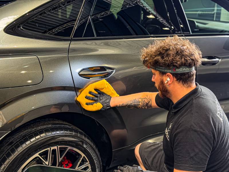 KapitalCare à Lyon applique un traitement céramique professionnel sur votre Audi Q3 pour une protection durable et une brillance sublimée. Résistance aux agressions, entretien simplifié. Ateliers Lyon Sud et Lyon Nord disponibles.