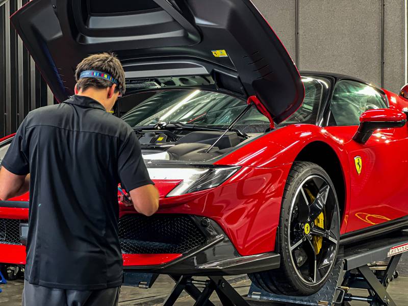 KapitalCare à Lyon protège votre Ferrari 849 Testarossa avec un film PPF invisible sur l'ensemble de la carrosserie. Peinture préservée, valeur maintenue. Ateliers Lyon Sud et Lyon Nord pour l'hypercar hybride la plus exclusive de 2026.