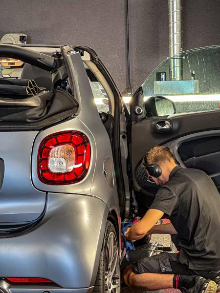 KapitalCare à Lyon applique le film PPF sur la Smart ForTwo avec le même niveau d'expertise que sur une supercar. Protection invisible, durable et autolissante pour toutes les citadines. Ateliers Lyon Sud et Lyon Nord. Prenez rendez-vous.