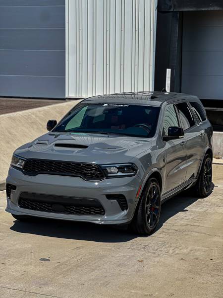 KapitalCare à Lyon applique un film PPF intégral et un traitement céramique sur le Dodge Durango d'American Car City. Double protection, brillance sublimée, entretien simplifié. Ateliers Lyon Sud et Lyon Nord. Contactez-nous dès maintenant.