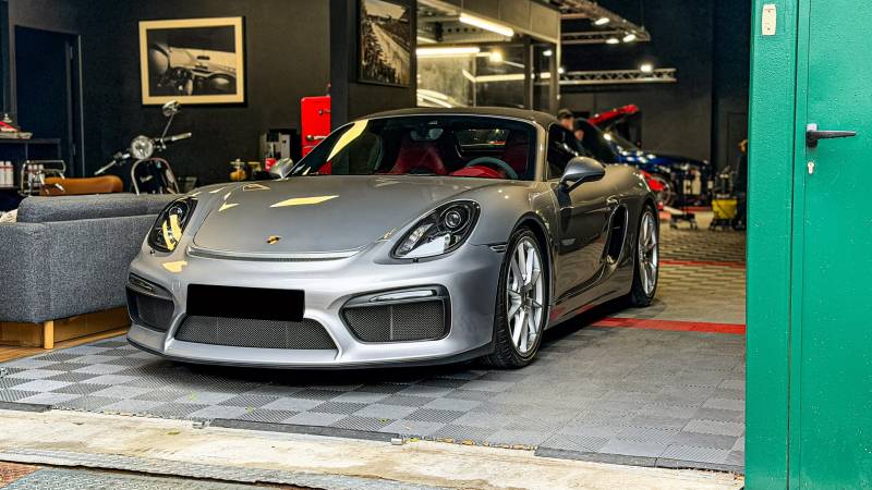 KapitalCare à Lyon pose le film XPEL sur le bloc avant de la Porsche Boxster Spyder : capot, ailes et pare-chocs. La protection là où elle est vraiment nécessaire, à un tarif inférieur au XPEL intégral. Ateliers Lyon Sud et Lyon Nord.