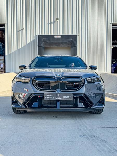 KapitalCare à Lyon applique le Traitement Platinium sur une BMW M5 confiée par Pautric Lyon : céramique Gtechniq sur carrosserie et jantes, traitement hydrophobe des vitres, protection cuirs, moquettes et plastiques. La protection totale à Lyon Sud et Lyo