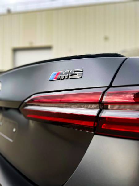 Redonnez brillance et pureté à votre BMW avec un detailing intérieur et extérieur professionnel à Saint-Fons. 